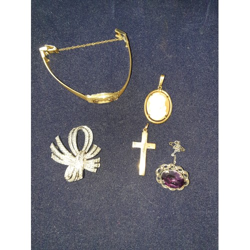 28 - Selection of Jewellery, Ladies Seiko Wrist Watch And 2 Brooches with Cameo Pendant And Gold Plated C... 
