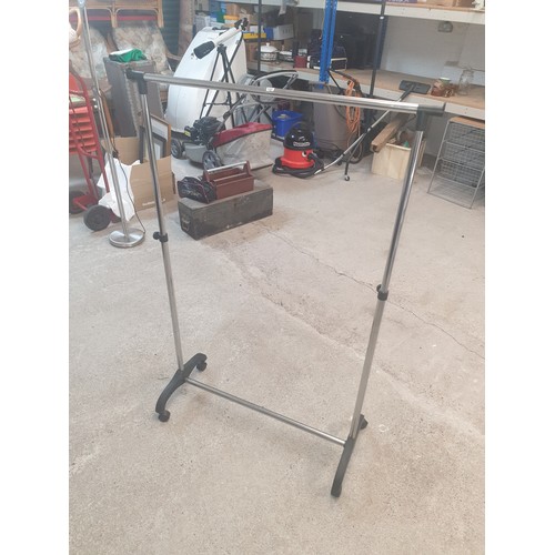 365 - Nice Little Extending Height Clothes Rack