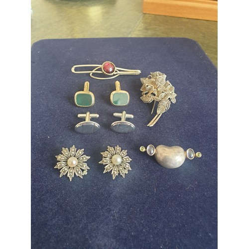 37 - Selection Of Costume Jewellery To Include Silver Ear Rings, Brooches & clip.