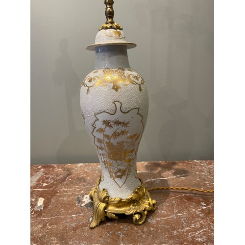 72 - Chinese Porcelain Vase 18th Century (Qianlong) set upon French 18th century Ormolu. Bianco sopra bia... 