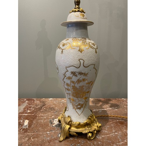 72 - Chinese Porcelain Vase 18th Century (Qianlong) set upon French 18th century Ormolu. Bianco sopra bia... 