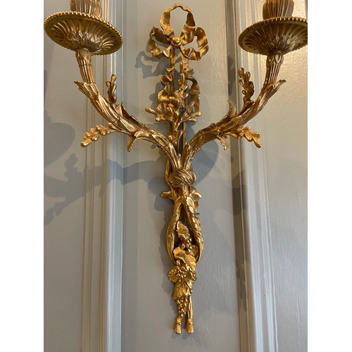 87 - An extremely fine pair of French gilt-bronze twin-branch wall lights of Louis XVI. Late 18th century... 