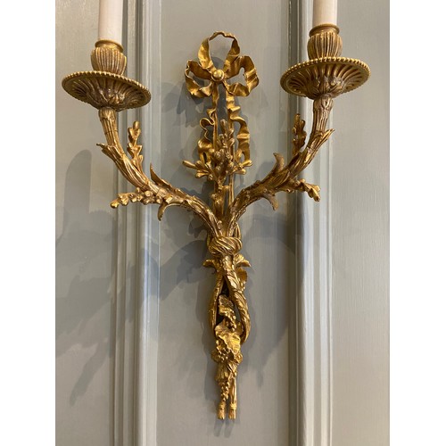 87 - An extremely fine pair of French gilt-bronze twin-branch wall lights of Louis XVI. Late 18th century... 