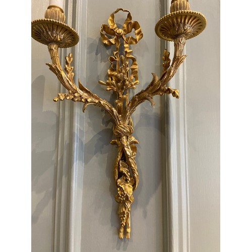 87 - An extremely fine pair of French gilt-bronze twin-branch wall lights of Louis XVI. Late 18th century... 