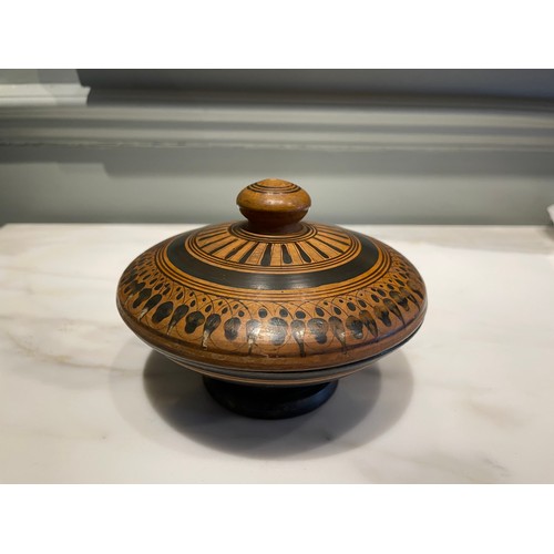 103 - A rare Colonial Greek or Etruscan pyxis with a black figure lid. The rarity of the item is due in pa... 