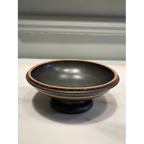 103 - A rare Colonial Greek or Etruscan pyxis with a black figure lid. The rarity of the item is due in pa... 