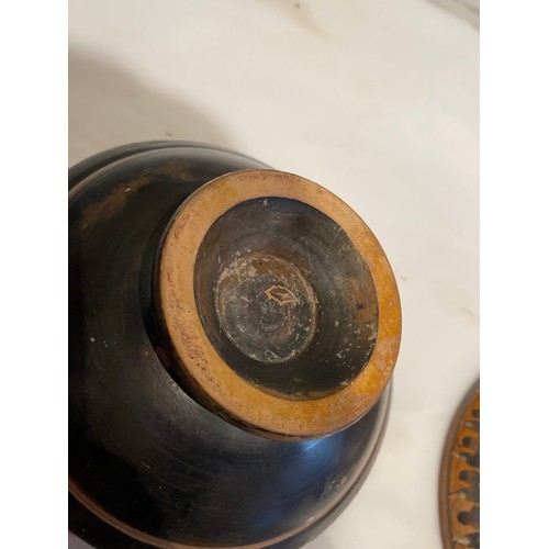 103 - A rare Colonial Greek or Etruscan pyxis with a black figure lid. The rarity of the item is due in pa... 