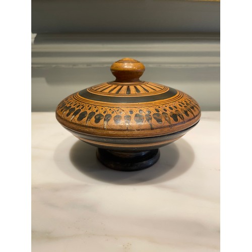 103 - A rare Colonial Greek or Etruscan pyxis with a black figure lid. The rarity of the item is due in pa... 