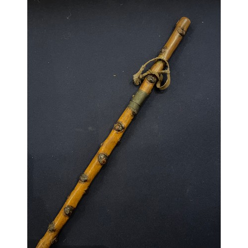 134 - 19th century sword stick. With a diamond blade in a knotted wood scabbard. Dimensions: In ... 