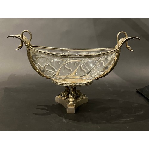 202 - To be sold without reserveProperty of a ladyA metal mounted glass fruit bowlDimensions:10 in. (H) x ... 