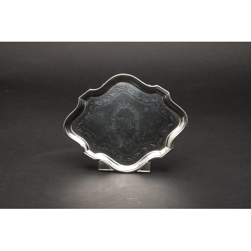 176 - Hester Bateman (1708-1794)1785Small silver tray180gDimensions:18.2 cm (L) x 14.5 cm (W) x 2.3 cm (H)... 