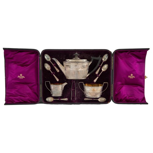 270 - A portable silver tea set (1882 - 1883), Hunt and Roskell, late Storr and Mortimer, LondonConsists o... 