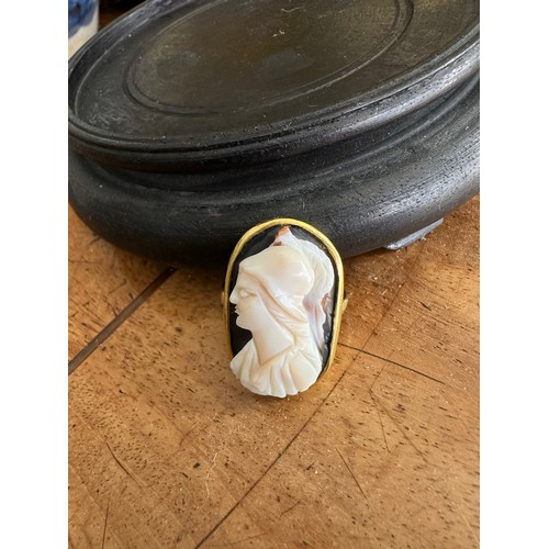 175 - Property of a Gentleman of ChelseaRoman3rd Century ADA two-layered agate cameo of MinervaIn a modern... 