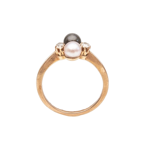 113 - To be sold without reserveProperty of a LadyCirca 1890, A black and white pearl and diamond ring, se... 