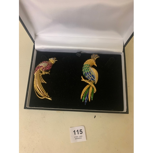 115 - Property of a NoblemanA pair of 18ct gold bird brooches[a] An Italian 18ct gold Hoopoe bird brooch. ... 