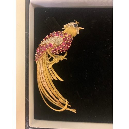 115 - Property of a NoblemanA pair of 18ct gold bird brooches[a] An Italian 18ct gold Hoopoe bird brooch. ... 