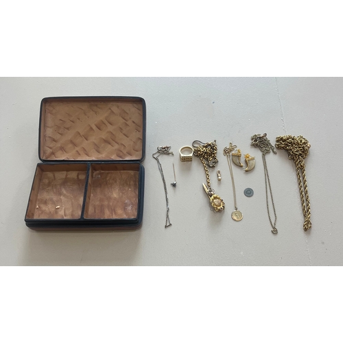 99 - To be sold without reserveProperty of a LadyA leathered antique gold leaf jewellery case, containing... 