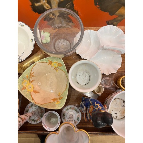 286 - A mixed lot of 37 pieces of porcelain and ceramic, including an early blanc de chine bowl with flora... 