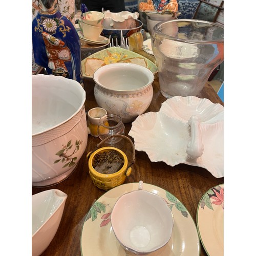 286 - A mixed lot of 37 pieces of porcelain and ceramic, including an early blanc de chine bowl with flora... 