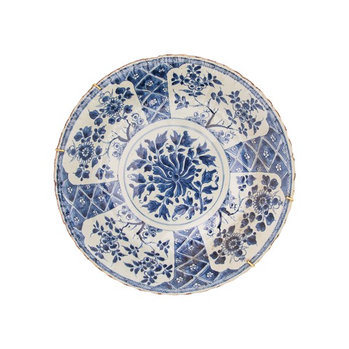 461 - Fourteen blue and white Chinese export platesSeveral with collectors' labels to the undersideDimensi... 