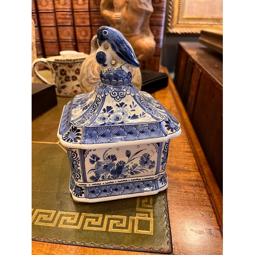 463 - Delft (?)A blue and white ceramic lidded dish with birdTo be sold without reserveProperty of an acad... 