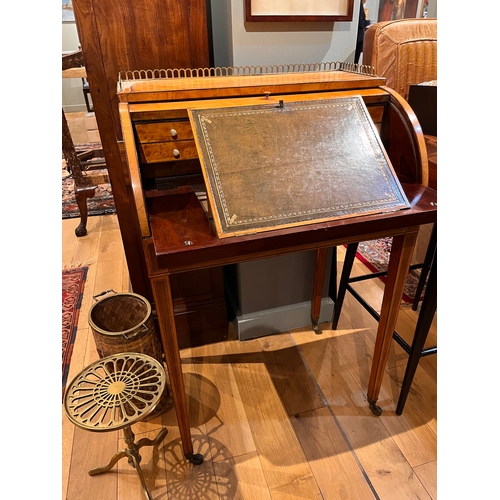 203 - 18th Century, EnglishA very smart satinwood cylinder roll top writing deskThe top rolls up and disap... 