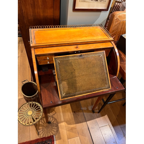 203 - 18th Century, EnglishA very smart satinwood cylinder roll top writing deskThe top rolls up and disap... 