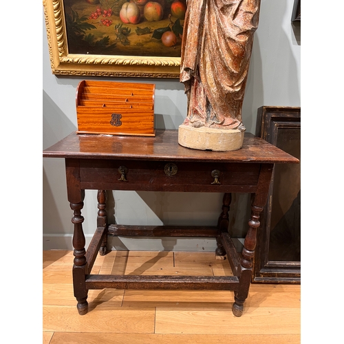 248 - Late 17th/early 18th CenturyAn oak side table with single drawer and turned wooden legs, with straig... 