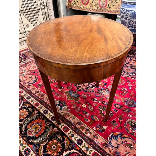 256 - Early 19th CenturyA mahogany oval occasional table, with chequered inlayTo be sold without reservePr... 