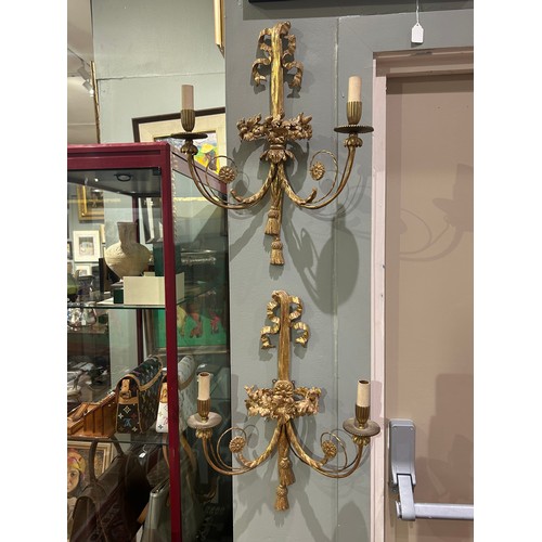 235A - A pair of very fine carved and water-gilded wall lightsWith acorn motifs and swagsProperty of a gent... 