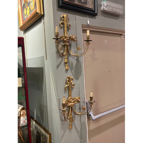 235A - A pair of very fine carved and water-gilded wall lightsWith acorn motifs and swagsProperty of a gent... 