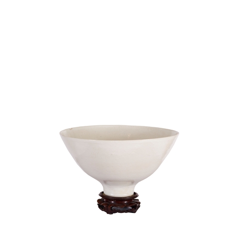 293 - Dame Lucie Rie (1902 - 1995)A white ceramic bowlProvenance:Galerie Besson, London, 1989;property of ... 