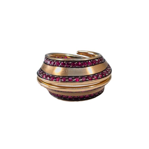 43 - European Circa 1980A fine and unusual ruby, rose and blackened coloured gold dress ringThe swirl des... 