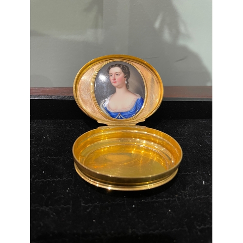 10 - English circa 1730A yellow gold and enamel snuff boxThe shaped plain oval snuff box mounted to the i... 