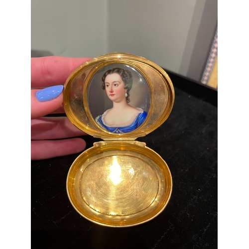10 - English circa 1730A yellow gold and enamel snuff boxThe shaped plain oval snuff box mounted to the i... 