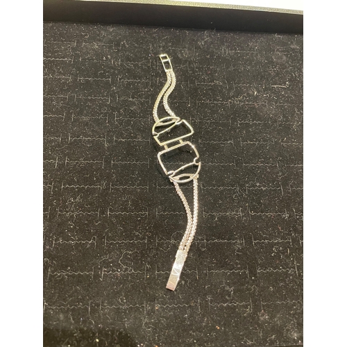 21 - A white metal braceletFour clips in a chevron designWeight:Approximately 15 grams... 