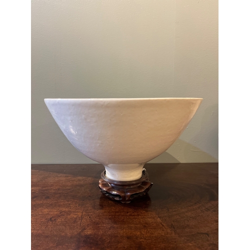 293 - Dame Lucie Rie (1902 - 1995)A white ceramic bowlProvenance:Galerie Besson, London, 1989;property of ... 