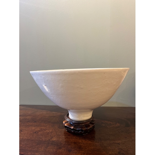 293 - Dame Lucie Rie (1902 - 1995)A white ceramic bowlProvenance:Galerie Besson, London, 1989;property of ... 