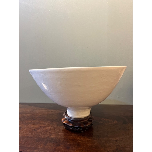 293 - Dame Lucie Rie (1902 - 1995)A white ceramic bowlProvenance:Galerie Besson, London, 1989;property of ... 