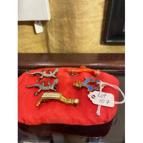 107 - Europeanearly 20 Century[a] A coral broach [b] 2 Gem set lizard broaches [c] 2 gilt metal broachesDi... 