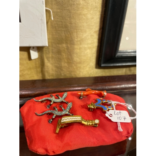 107 - Europeanearly 20 Century[a] A coral broach [b] 2 Gem set lizard broaches [c] 2 gilt metal broachesDi... 