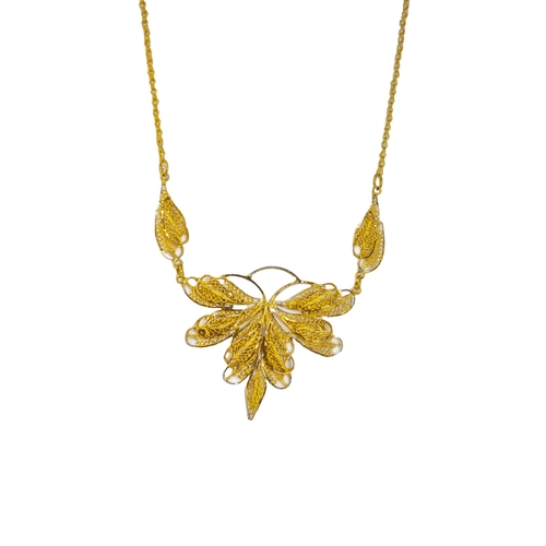 151 - ContinentalCirca 1960A palm leaf filigree necklaceWith fancy link back chainWeight: Approx. 11.8 gra... 