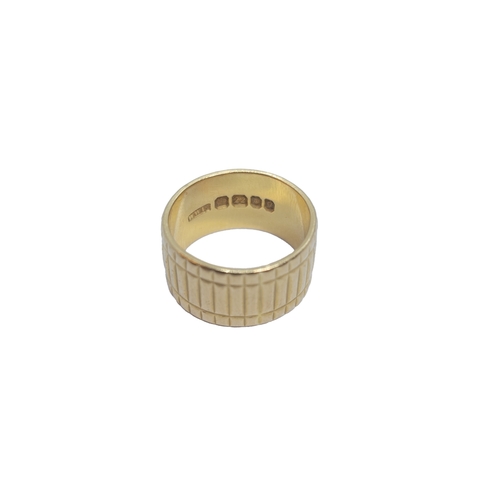 157A - British1962A 22 carat gold ribbed wide band ringWeight: Approx. 9 gramsRing size: K... 