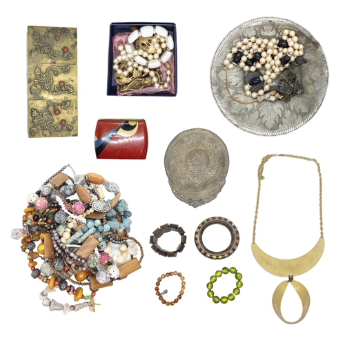 675 - 20th CenturyA mixed lot of costume jewlleryComprising beaded necklaces, jewellery and silver metal i... 