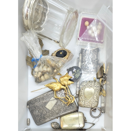 676 - VintageA mixed lot of silver and yellow metal jewelleryTo include a flamingo brooch, a card case, a ... 