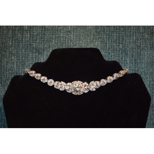 123 - Circa 1990A fine and impressive diamond and platinum necklaceThe central brilliant cut diamond weigh... 