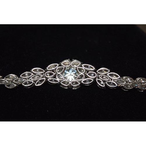 123 - Circa 1990A fine and impressive diamond and platinum necklaceThe central brilliant cut diamond weigh... 