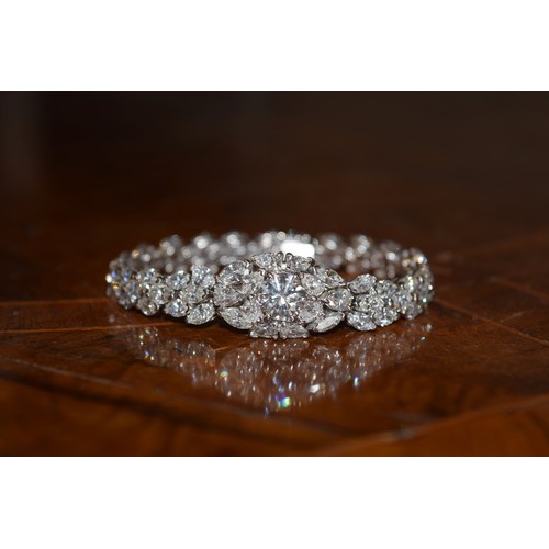 124 - Circa 1990A fine diamond and platinum braceletSet to the centre with a brilliant cut diamond estimat... 