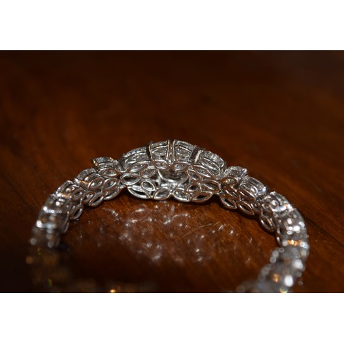 124 - Circa 1990A fine diamond and platinum braceletSet to the centre with a brilliant cut diamond estimat... 