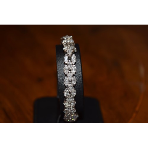 124 - Circa 1990A fine diamond and platinum braceletSet to the centre with a brilliant cut diamond estimat... 